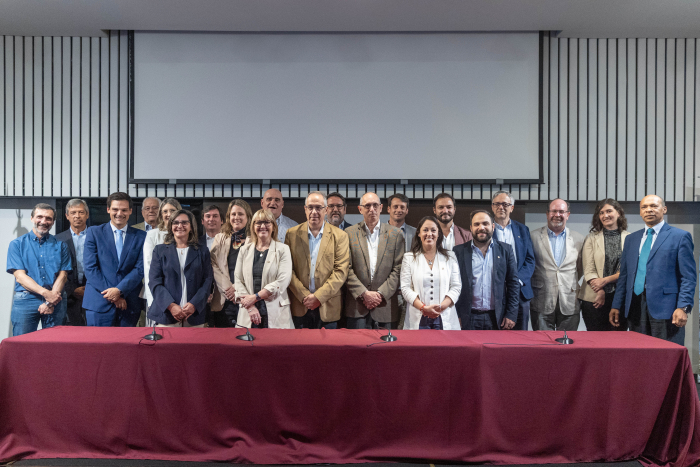 El presidente de la CTM por Uruguay diserta de pie en atril con micrófono.