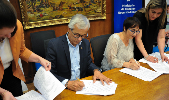 Ministro de Trabajo y presidenta del Banco de Previsión Social firman documentos