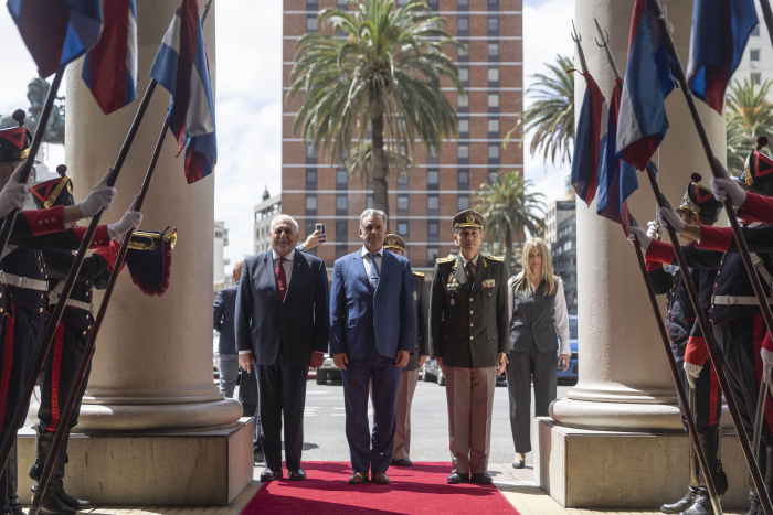 Presidente Orsi es recibido por la guardia de honor en su ingreso al Palacio Estévez.