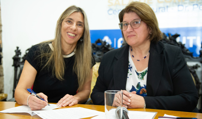 Ministra interina de Turismo y directora general de UTU posan sonrientes frente a cámara