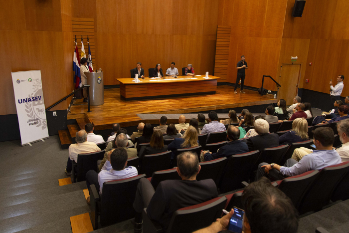 Plano general del auditorio de la Torre Ejecutiva, con público sentado en la platea