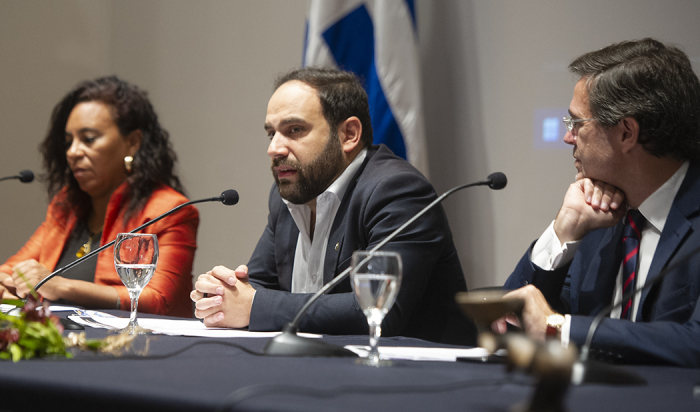 Ministro de Desarrollo en mesa frente a micrófono diserta junto a otras autoridades