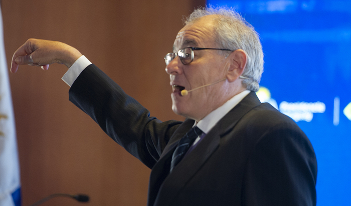 Director de Agesic, de pie, diserta en el escenario del auditorio 