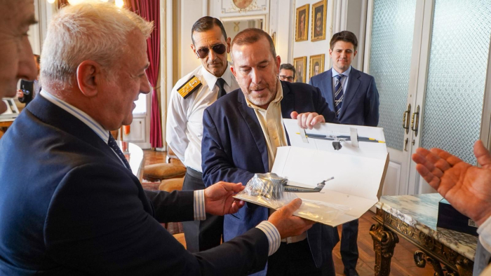 Firma de contrato para la adquisición de helicóptero AB412HP para la Armada Nacional