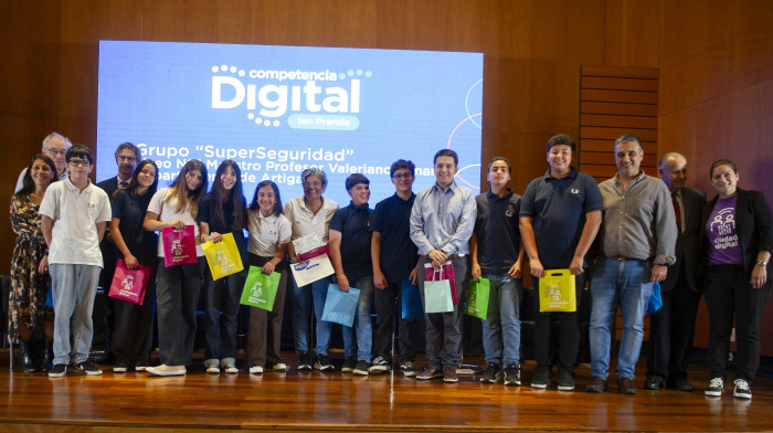 Estudiantes y docentes del liceo n.° 3 de Artigas y autoridades de Agesic.