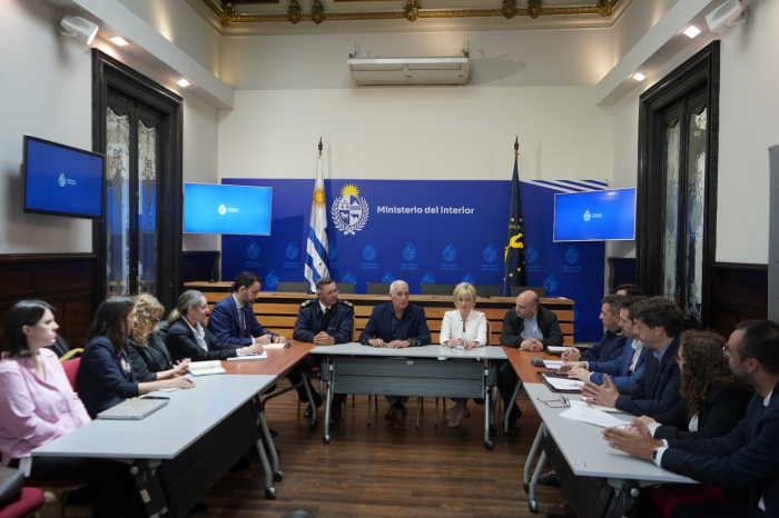 Plano general de la reunión con el ministro y subsecretaria del Interior e integrantes de OEA y BID.