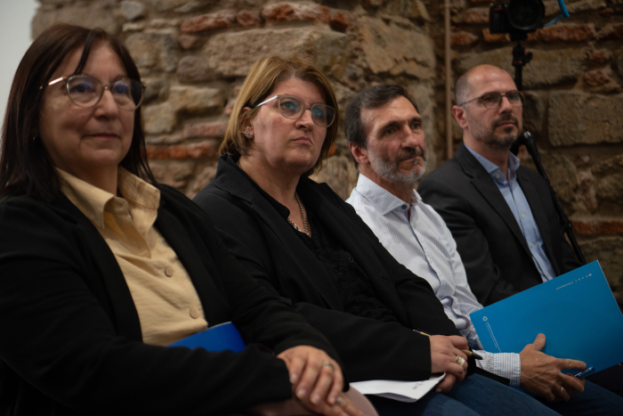 Directores de Inefop y UTU y consejera de la ANEP sentados en primera fila escuchan atentamente.