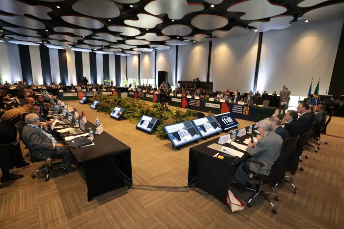 Ministro de Ganadería posa frente a cámara en su despacho.