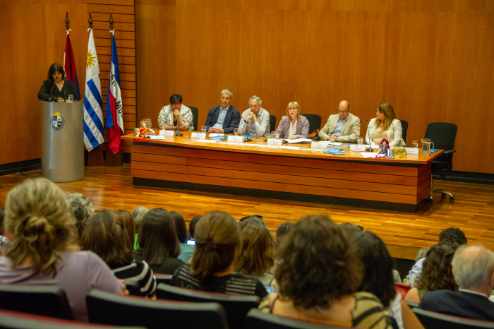 Ministra de Salud Pública diserta sentada en mesa con micrófono