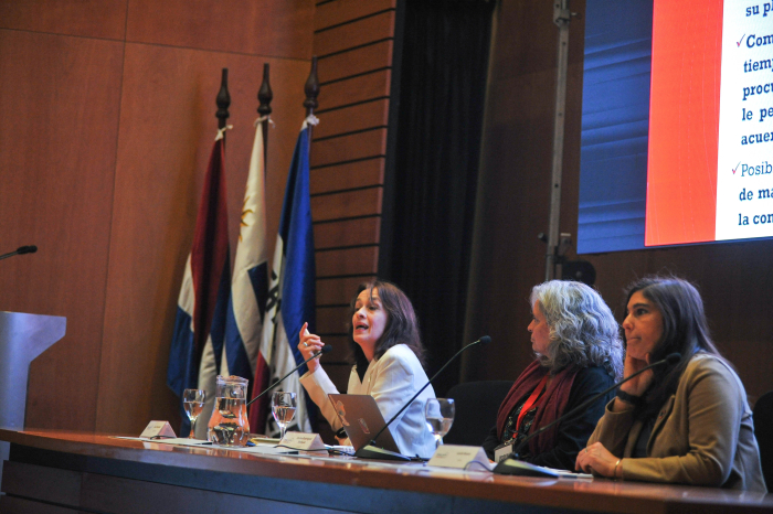 Panelistas disertan sentadas en el auditorio del anexo a la Torre Ejecutiva. 