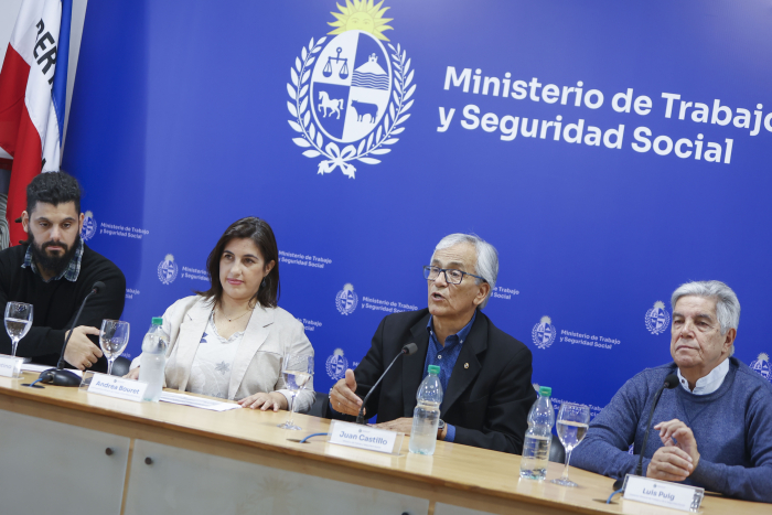Ministro de Trabajo, junto al inspector general de Trabajo y dos autoridades ministeriales
