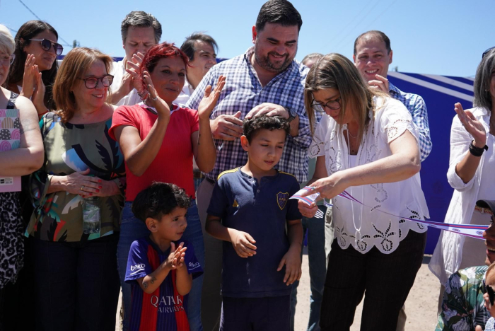Ministra de Vivienda corta una cinta de inauguración. A su lado, el intendente de Paysandú y vecinos