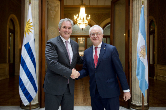 Los cancilleres de Uruguay y Argentina posan sonrientes frente a cámara 