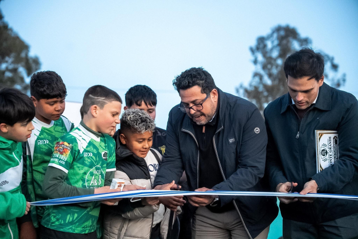 Sánchez con niños en corte de cinta