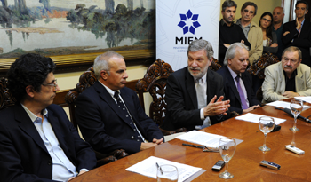 Ministro de Industria, Roberto Kreimerman, en la presentación del Primer Consorcio de Innovación del Uruguay Ministro de Industria, Roberto Kreimerman, en la presentación del Primer Consorcio de Innovación del Uruguay
