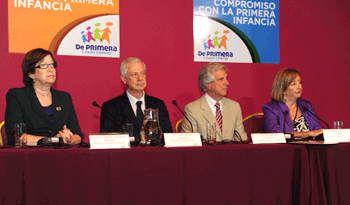 Los ministros Marina Arismendi, del Mides, Jorge Basso, de Salud, y María Julia Muñoz, de Educación, flanquean la Presidente Tabaré Vázquez