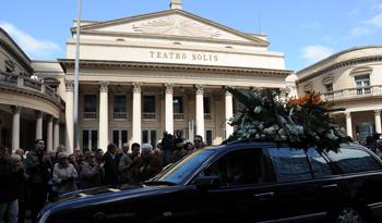 El cortejo fúnebre hace un alto frente al Teatro Solís, que le rinde homenaje a China Zorrilla