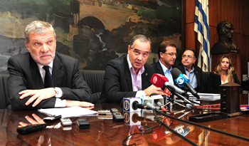 El ministro Roberto Kreimerman junto al directorio de Ancap y de Alur