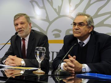 Ministro Kreimerman y viceministro Benech presentando propuesta que impulsa biotecnología