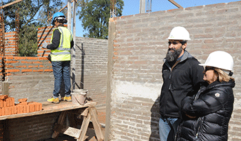Eneida de León visita obras de Mevir en Isidoro Noblía