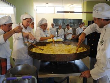Personas trabajando en la gastronomía