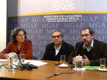 Autoridades en conferencia de prensa