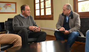 Ministro Ernesto Murro con vecinos de Dolores Ministro Ernesto Murro con vecinos de Dolores