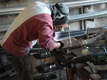 Obrero metalúrgico trabajando