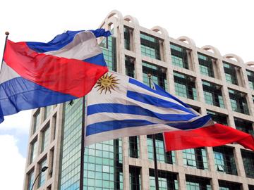 Fachada de Torre Ejecutiva con banderas de Plaza Independencia