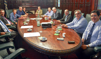 Ernesto Murro junto a empresarios y trabajadores