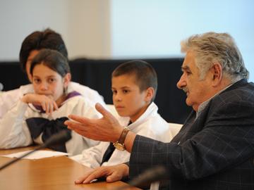 Mujica con escolares