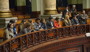 Participantes de Yo Estudio y Trabajo en el Parlamento. Participantes de Yo Estudio y Trabajo en el Parlamento.
