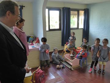 Ehrlich se encuentra con niños en recorrida por el interior
