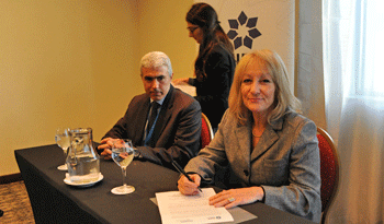Ministra Carolina Cosse firma acuerdo con empresa Siemmens