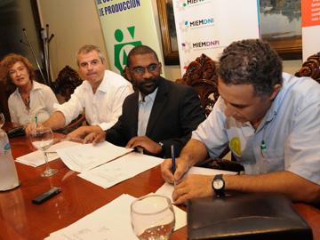 Autoridades firmando convenio