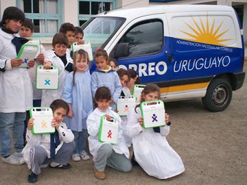 Camioneta del Correo con niños con sus computadoras del Plan Ceibal