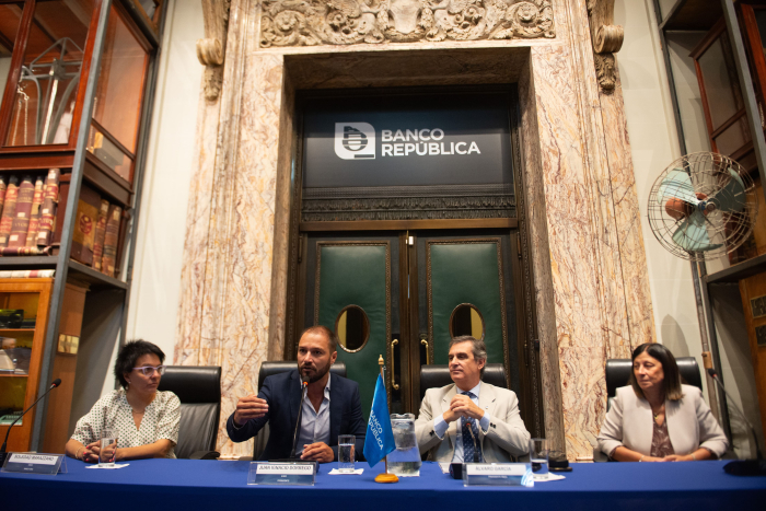 Autoridades de BROU y ANDE en firma de convenio