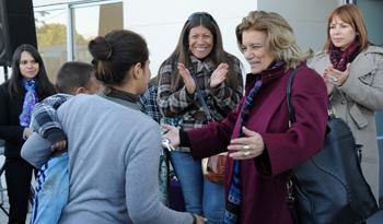 Ministra Eneida de León en entrega de viviendas en Paso Carrasco, foto de archivo