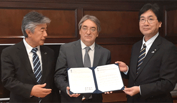 Fernando Cáceres con visitantes de Japón