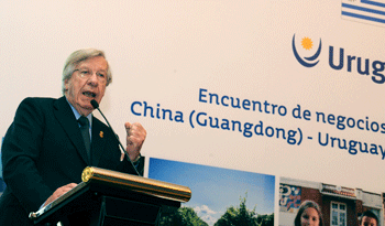 Ministro Danilo Astori en plena exposición en la provincia china de Guangdong