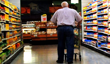 Persona de compras en supermercado