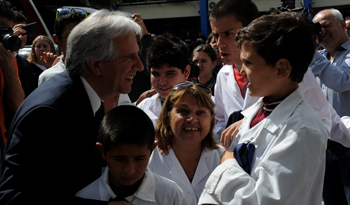 Presidente Vázquez en diálogo con maestros y niños en el barrio Cerro Pelado, Maldonado