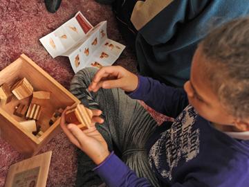 Niños jugando con juguetes no sexistas