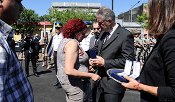 Ministro interino del Interior, Jorge Vázquez, entrega medalla