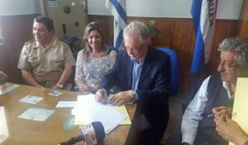 Ministro Menéndez en firma de convenio