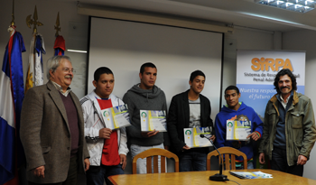 Jóvenes reciben diploma por curso de manejo responsable de motos impartido por UNASEV