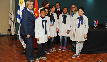 María Julia Muñoz junto a escolares que viajarán a China