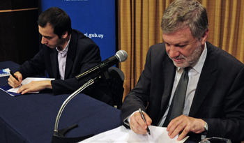 El ministro de Industria, Roberto Kreimerman, y el director ejecutivo de Uruguay XXI, Andrés Peláez, firman convenio