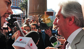 Presidente Tabaré Vázquez con manifestantes "cincuentones"