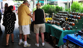 Paseantes en estand de artesanías